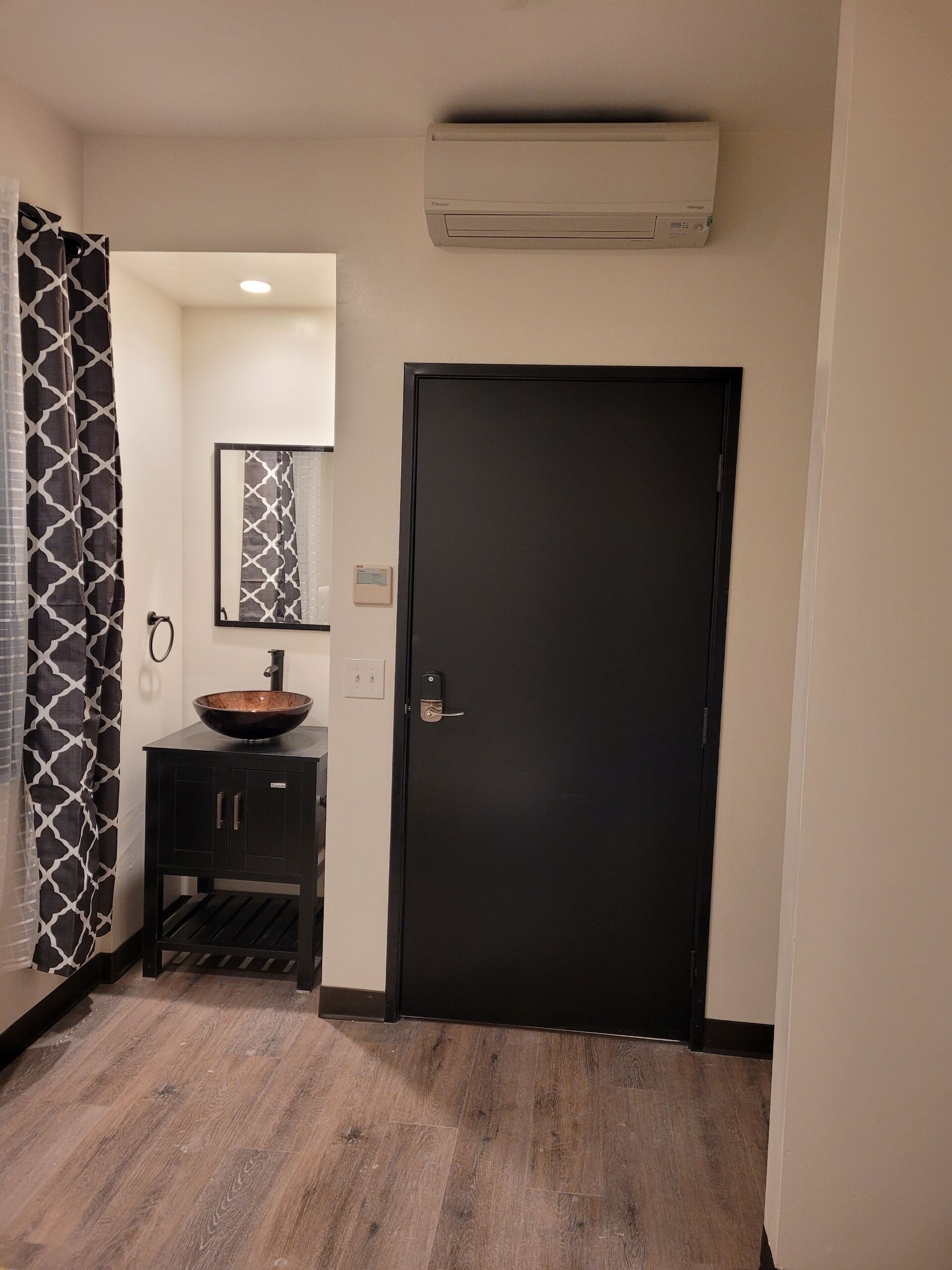 Standard Room 1 Queen Bed | Didekorasi berbeda-beda dan dilengkapi dengan perabotan berbeda-beda