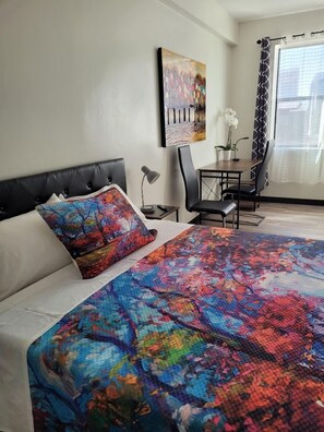 Decoración personalizada, muebles diferentes, escritorio y wifi gratis