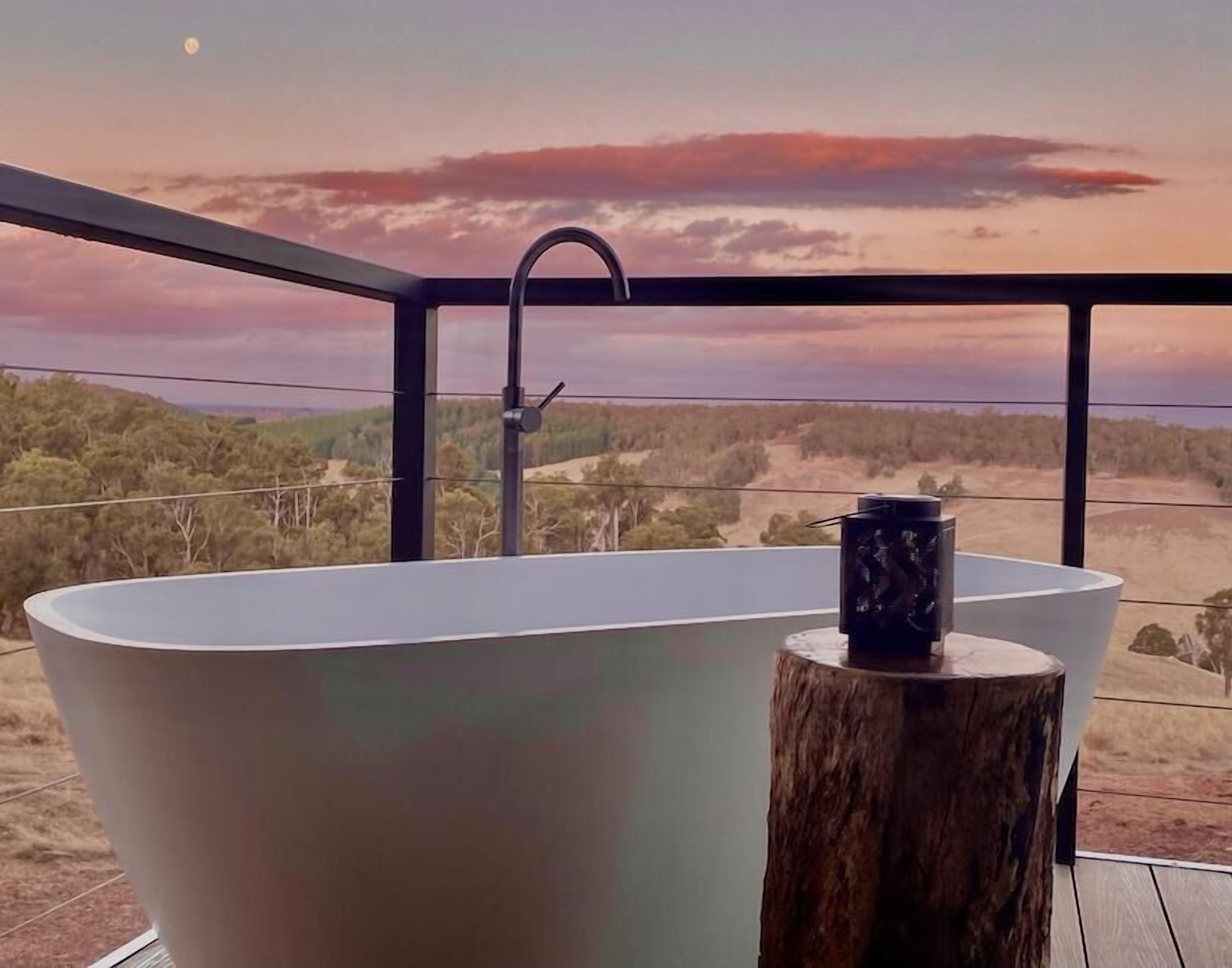 Outdoor spa tub