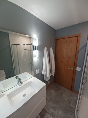 Dusche, Haartrockner, Bidet, Handtücher