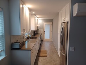 Fridge, microwave, oven, stovetop - Naperville Historic District walk to downtown, bars, restaurants, train, schools (Naperville)