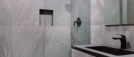 Dusj, hårføner, håndklær og såpe