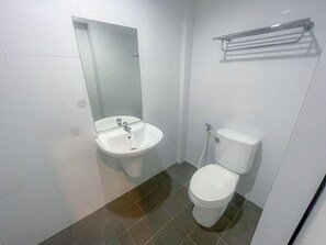 Superior Room | Bathroom | Shower, towels - Hop On Phuket (Sa Khu)