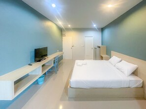 Escritorio, wifi gratis y ropa de cama 