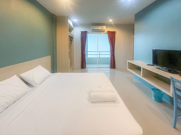 Superior Room | Desk, free WiFi, bed sheets - Hop On Phuket (Sa Khu)