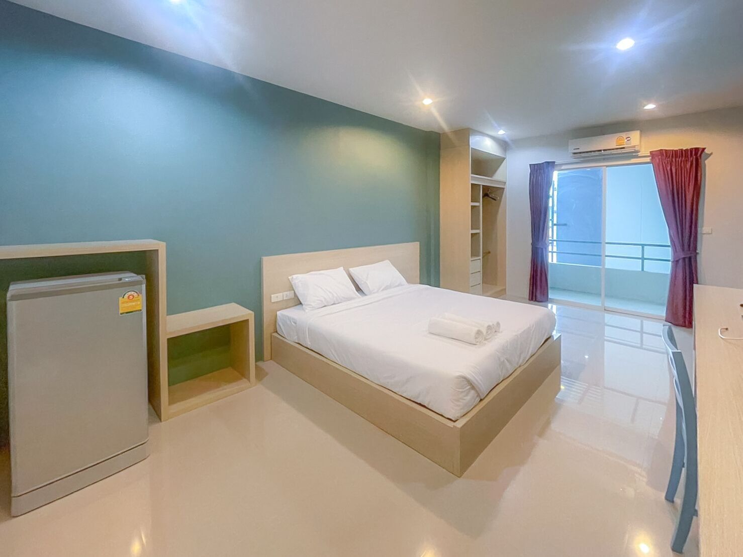 Desk, free WiFi, bed sheets
