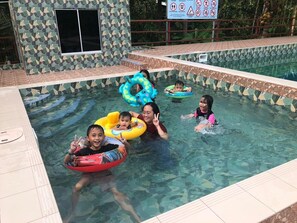2 outdoor pools