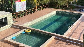 2 albercas al aire libre