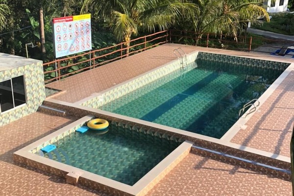 2 outdoor pools