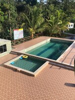 2 outdoor pools