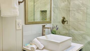 Bruser, hårtørrer, håndklæder, Sæbe