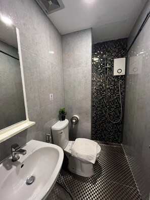 Double Room no window | 浴室 | 淋浴設備、水療按摩蓮蓬頭、吹風機