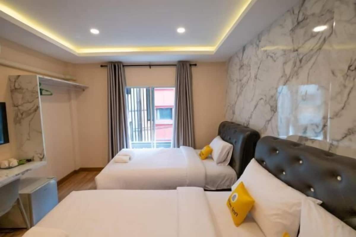 Hypo-allergenic bedding, free minibar, desk, free WiFi
