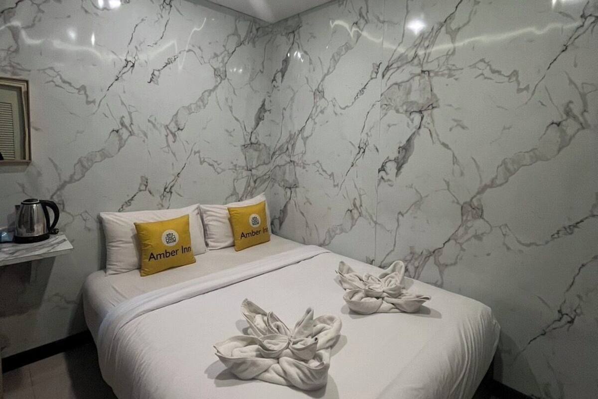 Double Room no window | Allergitestet sengetøy, minibar (inkludert), skrivebord og lydisolert