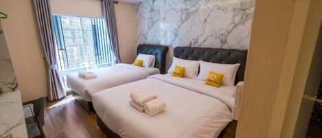 Triple Room with Balcony | 低過敏寢具、免費迷你吧、書桌、免費無線上網