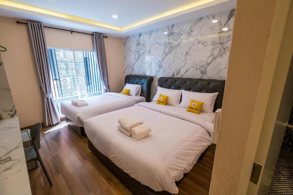 Triple Room with Balcony | Hypo-allergenic bedding, free minibar, desk, free WiFi - Amber Inn (Bangkok)