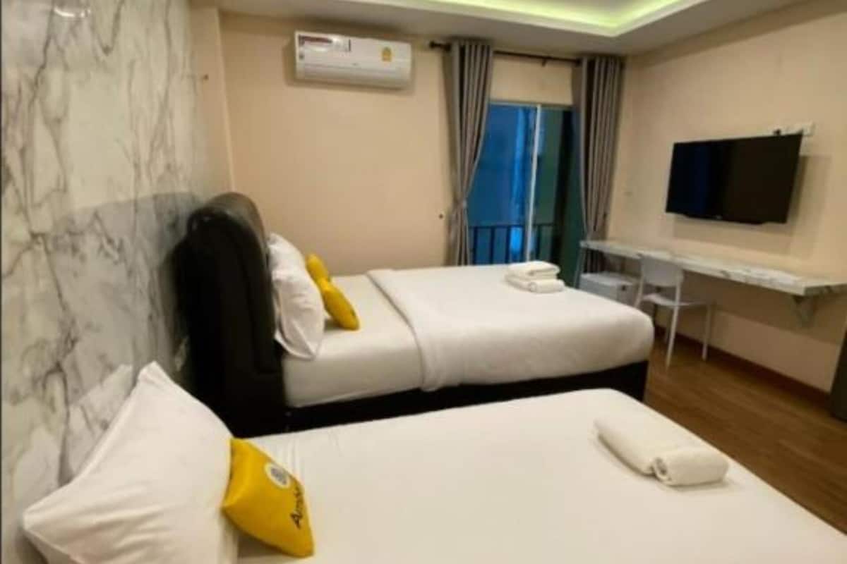 Triple Deluxe with balcony | Allergitestet sengetøy, minibar (inkludert), skrivebord og lydisolert