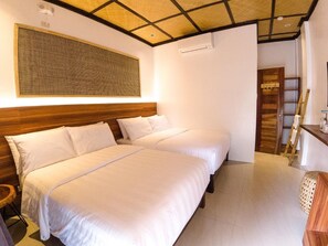 Bureau, fer et planche à repasser, lits pliants/supplémentaires