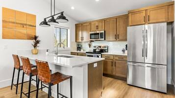 Refrigerador, microondas, horno, placa de cocina