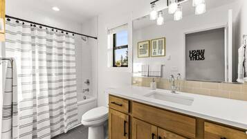 Secador de pelo, toallas, jabón, shampoo