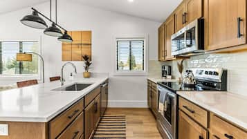 Refrigerador, microondas, horno y parrilla de estufa