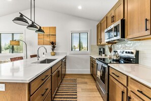 Fridge, microwave, oven, stovetop - New Build, Great Value near Downtown Vancouver & Waterfront (Vancouver)