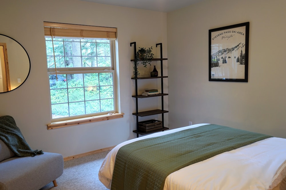 River Rock Chalet Hot Tub, Pets, EV Charger, Minutes to Stevens Pass