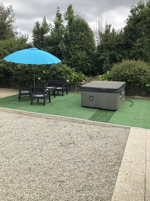 Outdoor dining - Maison Chaleureuse Avec Jacuzzi (Lannéanou)