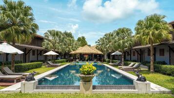 สระว่ายน้ำกลางแจ้ง