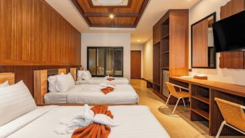 Deluxe triple room with private pool | 1 camera, minibar, una cassaforte in camera, una scrivania