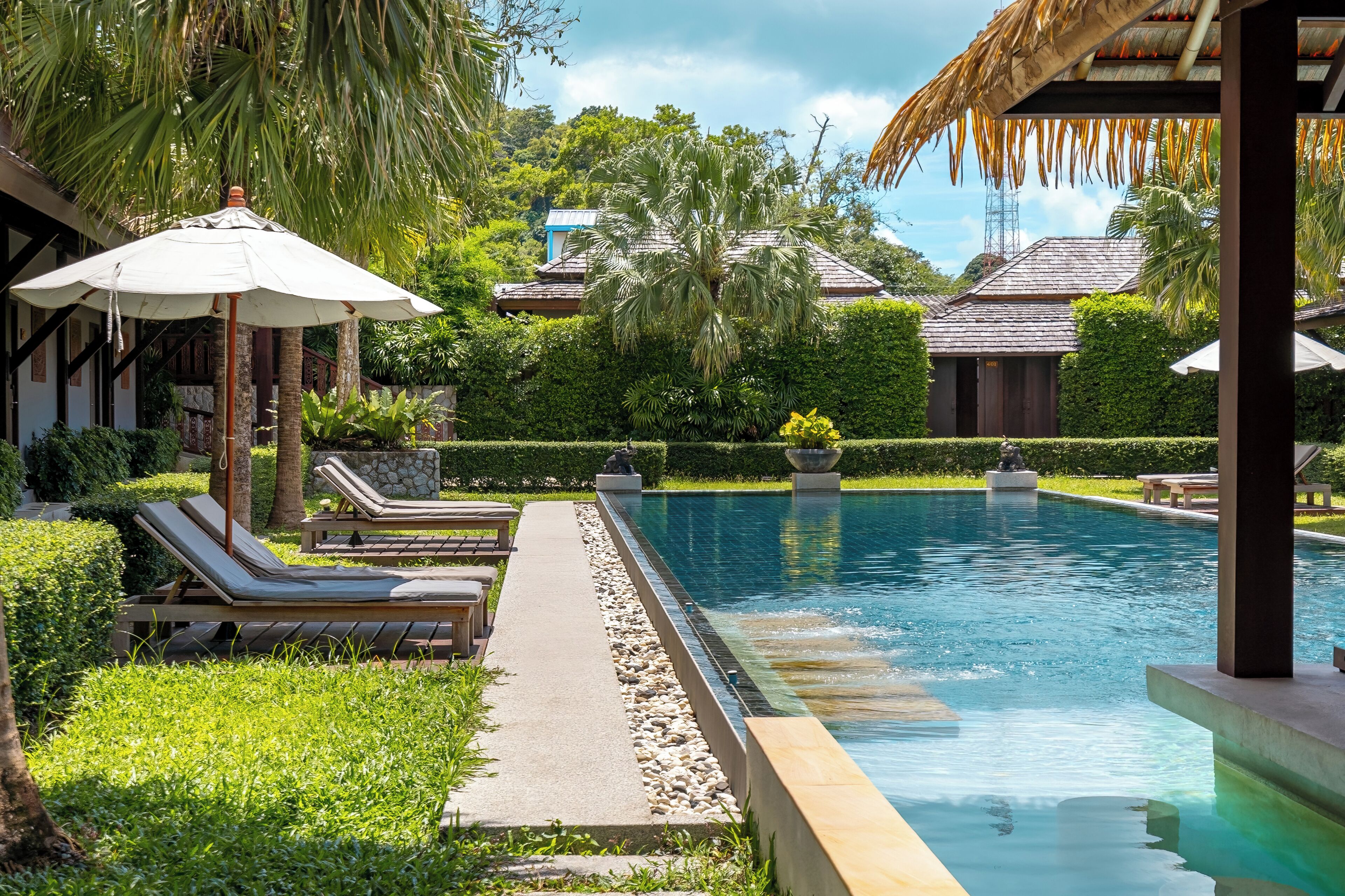 สระว่ายน้ำกลางแจ้ง