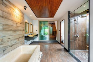 Grand-Studiosuite, 2 Schlafzimmer | Dusche im Bad