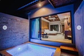 deluxe villa double bed with private pool | Minibar, brankas, meja kerja, dan ruang kerja ramah laptop