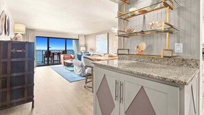 Une cuisine moderne avec des comptoirs en granit, un coin repas offrant une vue agréable et un balcon avec vue.
