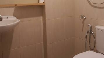 Un bagno con lavandino, specchio, doccia e wc.
