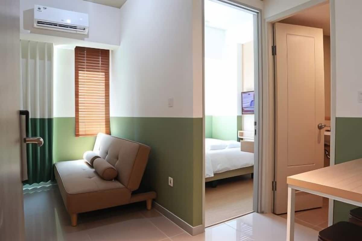 1 kamar tidur, meja kerja, dan ruang kerja ramah laptop