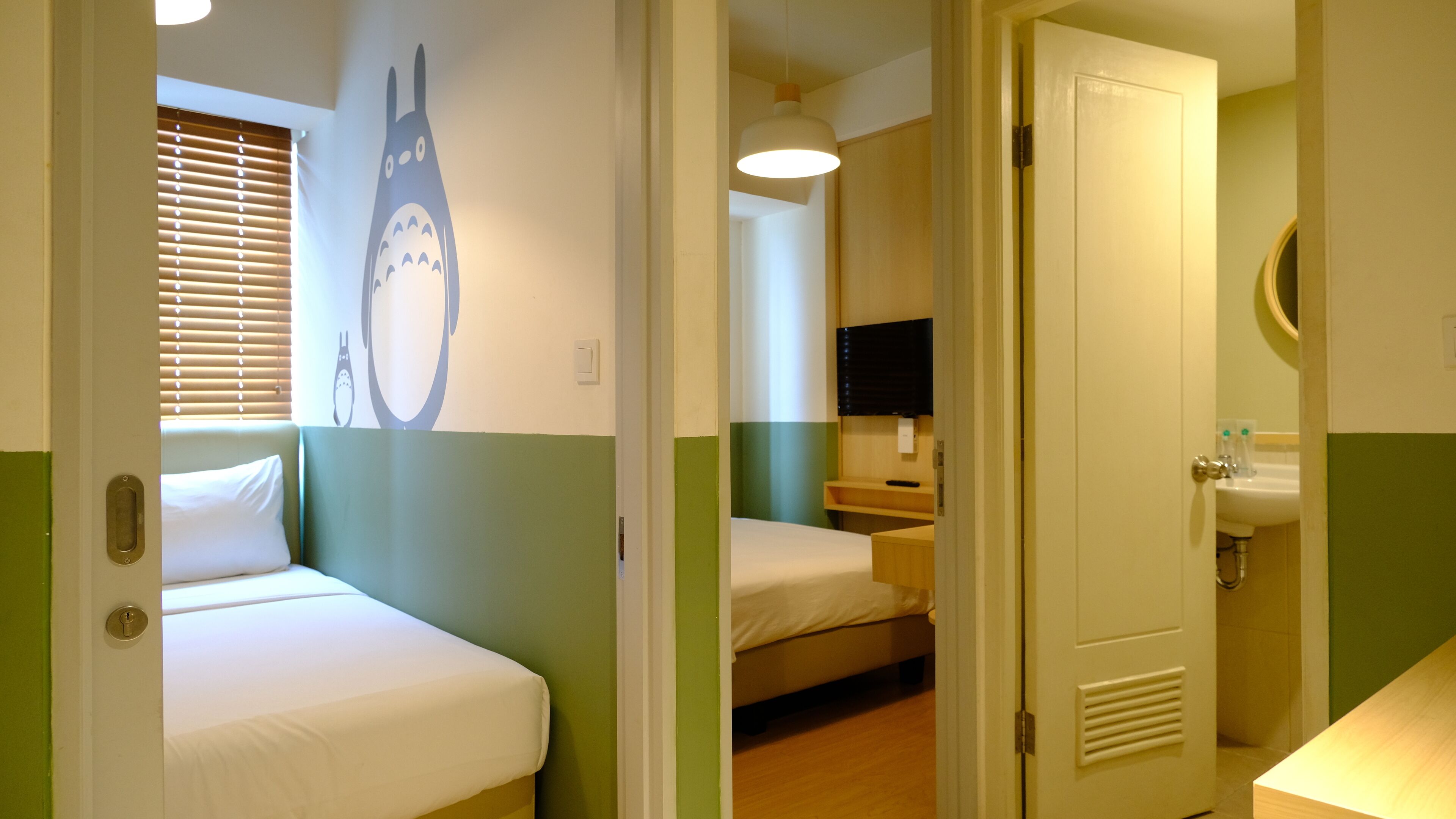 Betten mit Memory-Foam-Matratzen, Schreibtisch