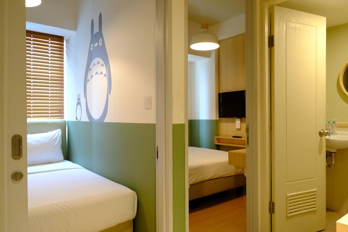 1 bedroom, memory foam beds, desk, laptop workspace