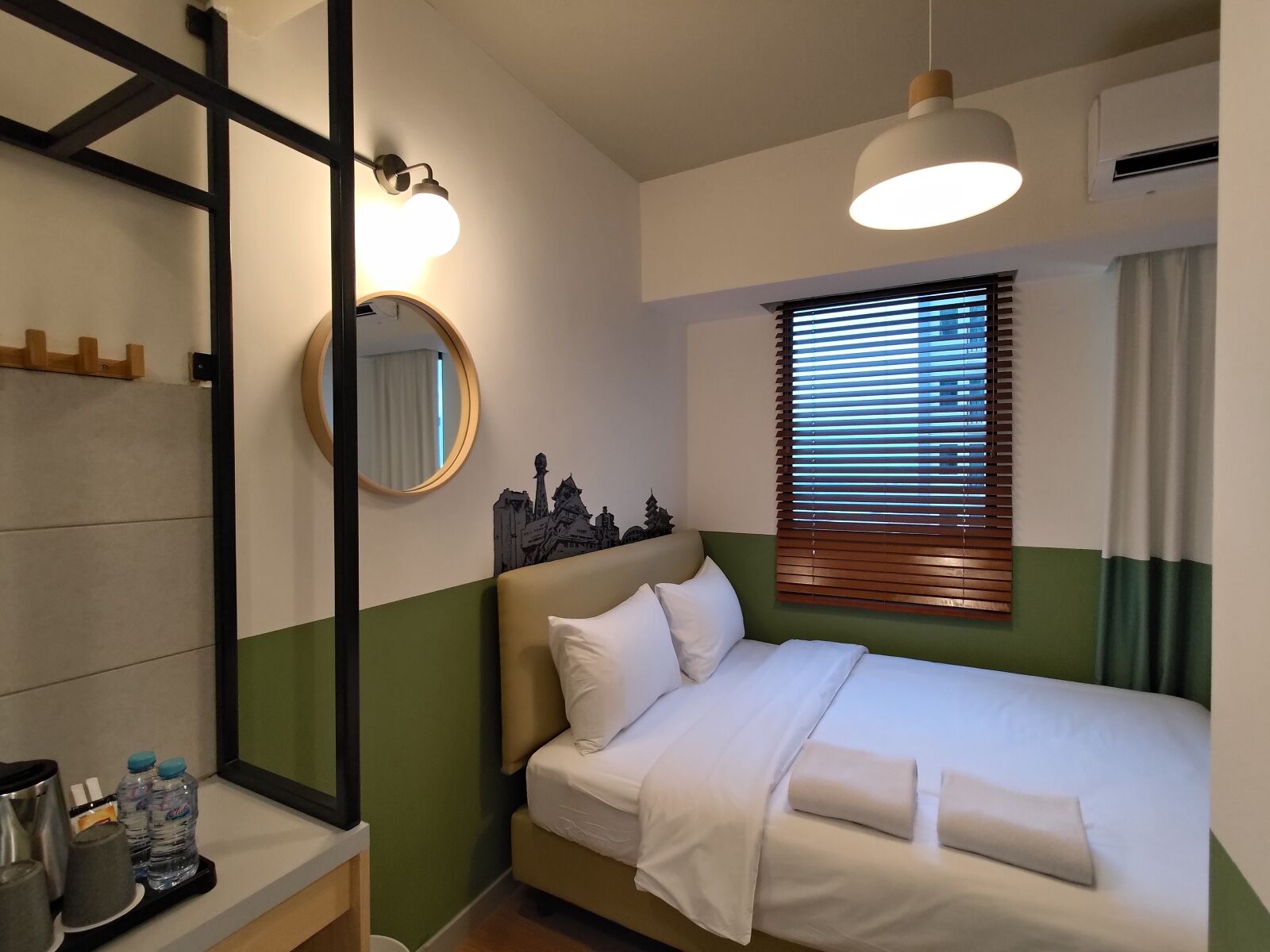 Studio | Betten mit Memory-Foam-Matratzen, Schreibtisch