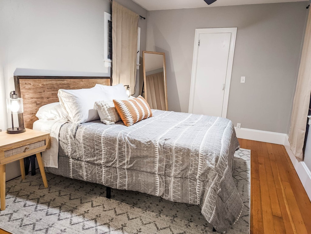 Downtown Historic Bungalow Pet friendly fully fenced backyard Albany