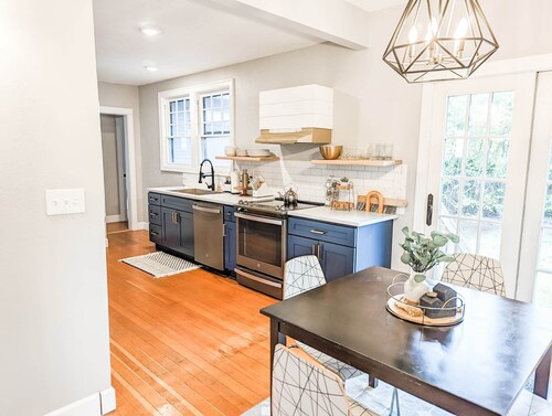 Downtown Historic Bungalow- Pet friendly fully fenced backyard