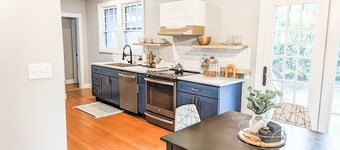 Downtown Historic Bungalow- Pet friendly fully fenced backyard