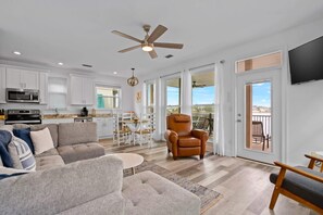 Smart TV, fireplace, offices - Waterview Villa~Steps to Beach~Pool~King Bed (Destin)