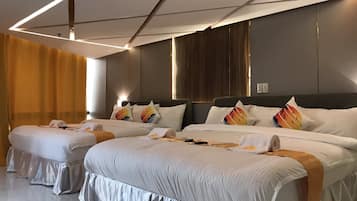 Habitación familiar | Espacio para trabajar con laptop y ropa de cama
