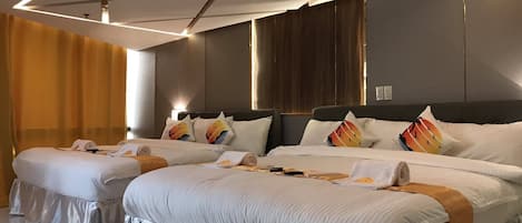 Habitación familiar | Espacio para trabajar con laptop y ropa de cama