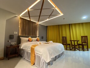 Habitación doble ejecutiva | Espacio para trabajar con laptop y ropa de cama 