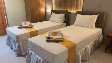 Deluxe Twin Room | Ruang kerja komputer riba, cadar katil