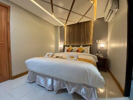 Deluxe Room | Laptop workspace, bed sheets