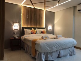 Deluxe Double Room | Laptop workspace, bed sheets