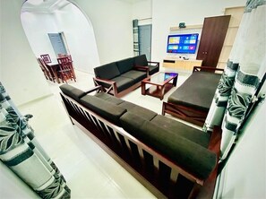 TV - Splendide Villa Meublée (Lomé)